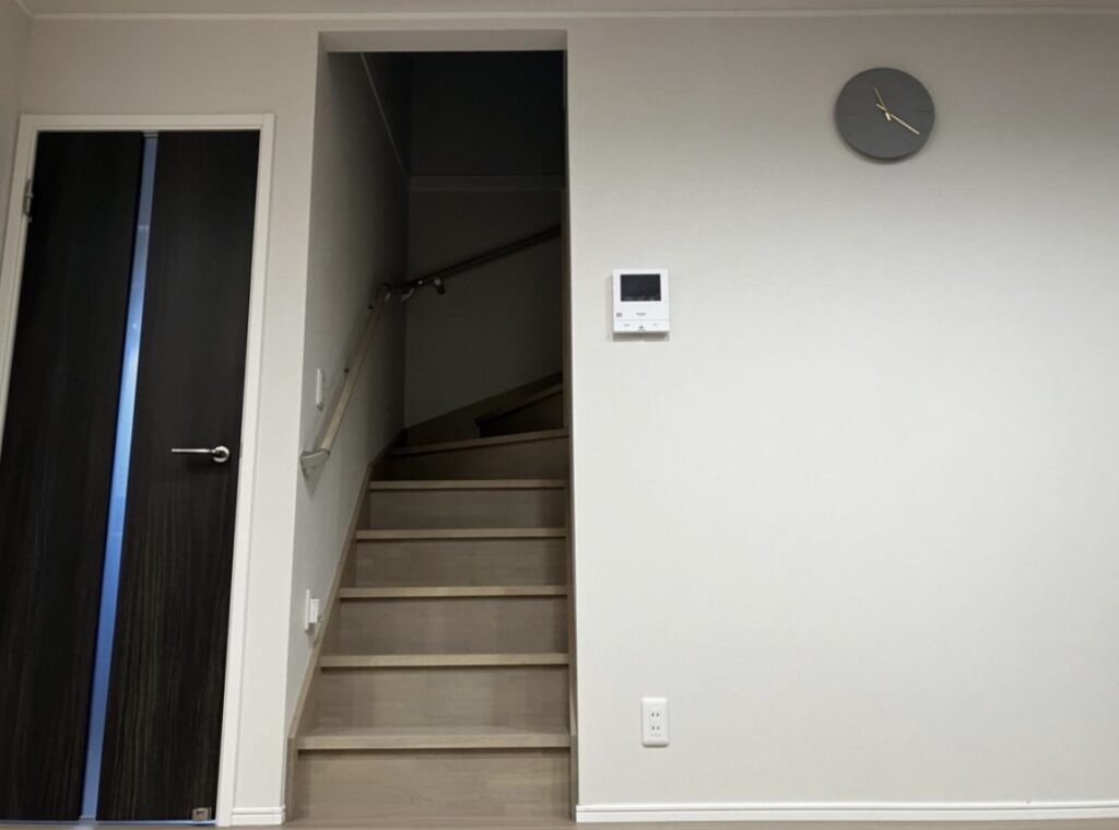 家の内装。床から天井までが写っている。