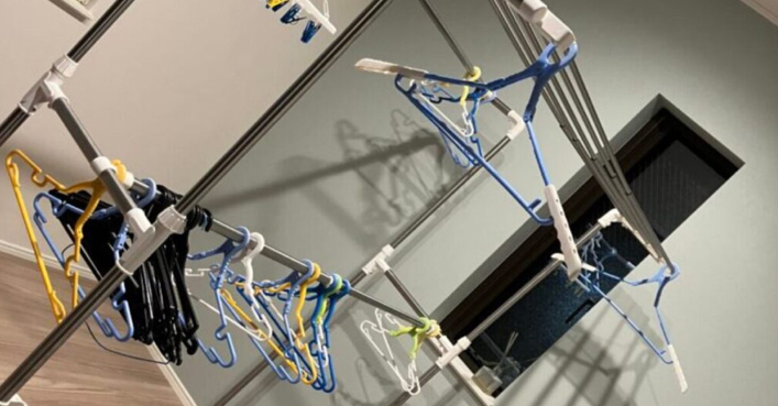 物干し竿にハンガーがかかっている。