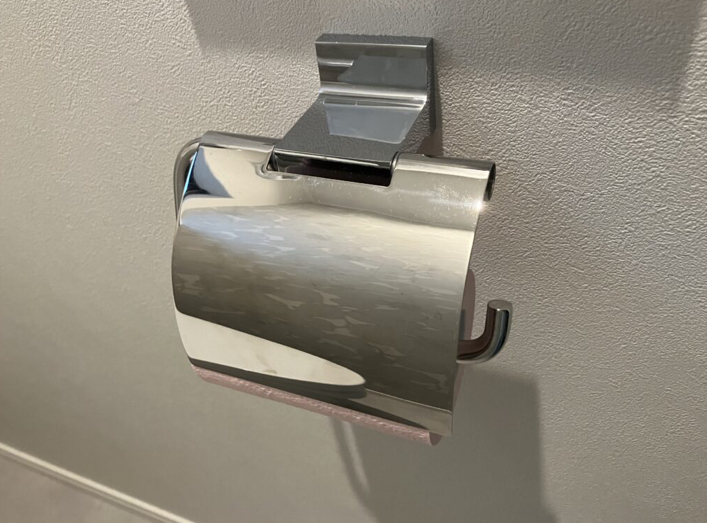 シルバーの1連のトイレットペーパーホルダー