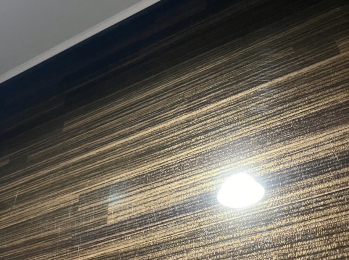 水垢のないブラウンのアクセントパネル