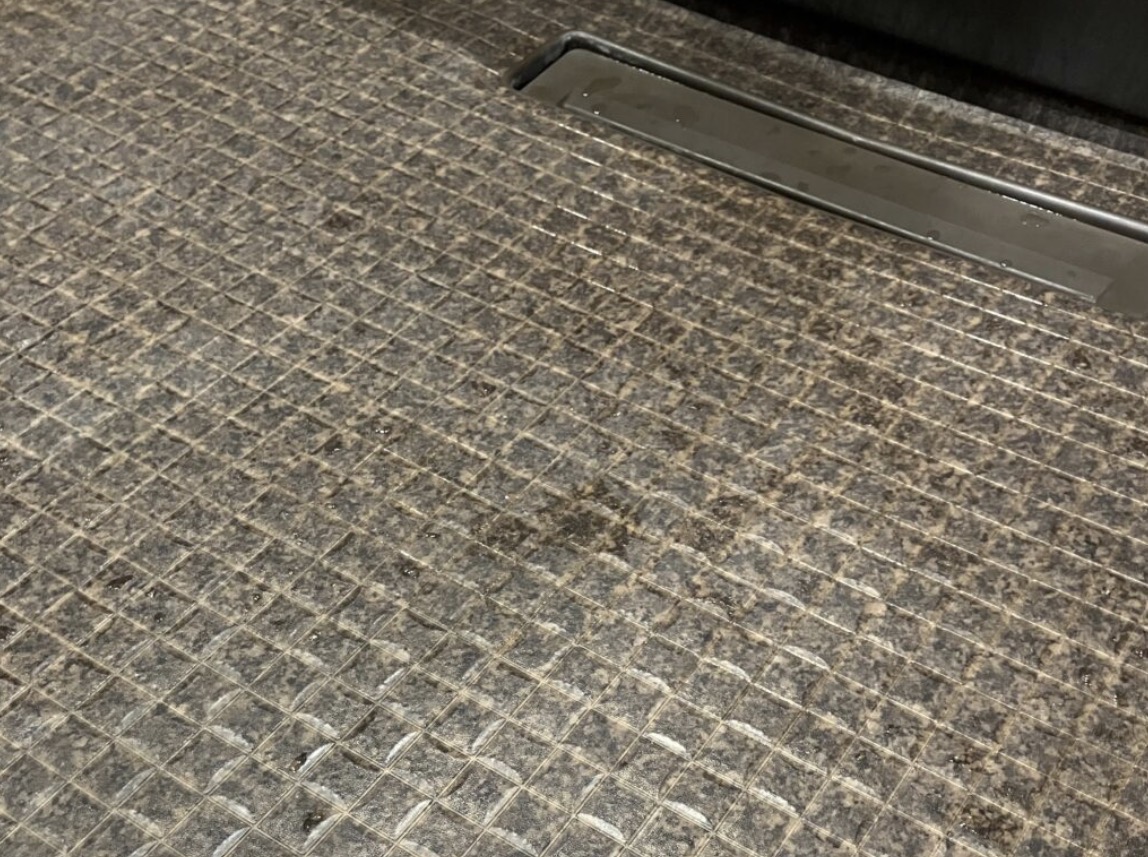 ブラウンのお風呂の床がほぼ乾いている