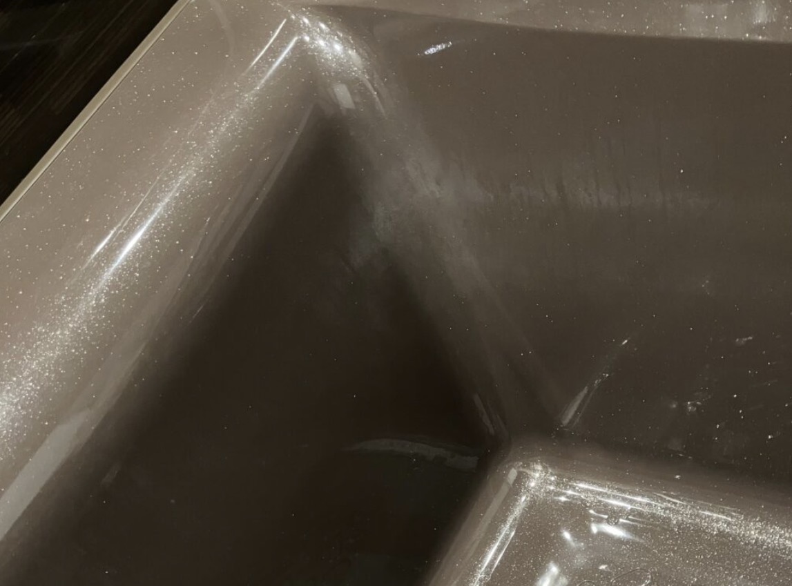 湯船の淵が白くなっている