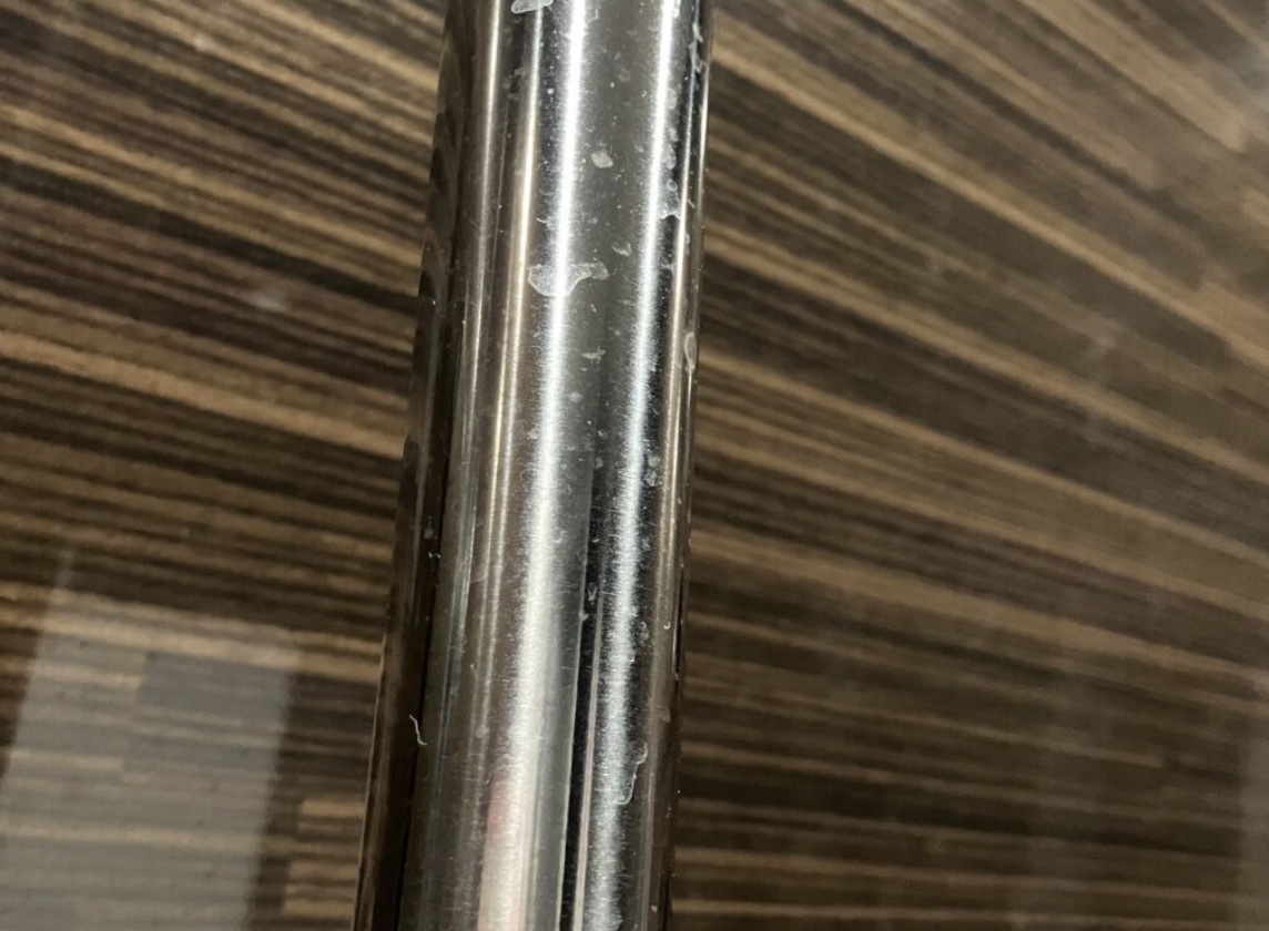 シャワーをかけるシルバーの棒に水垢がついている