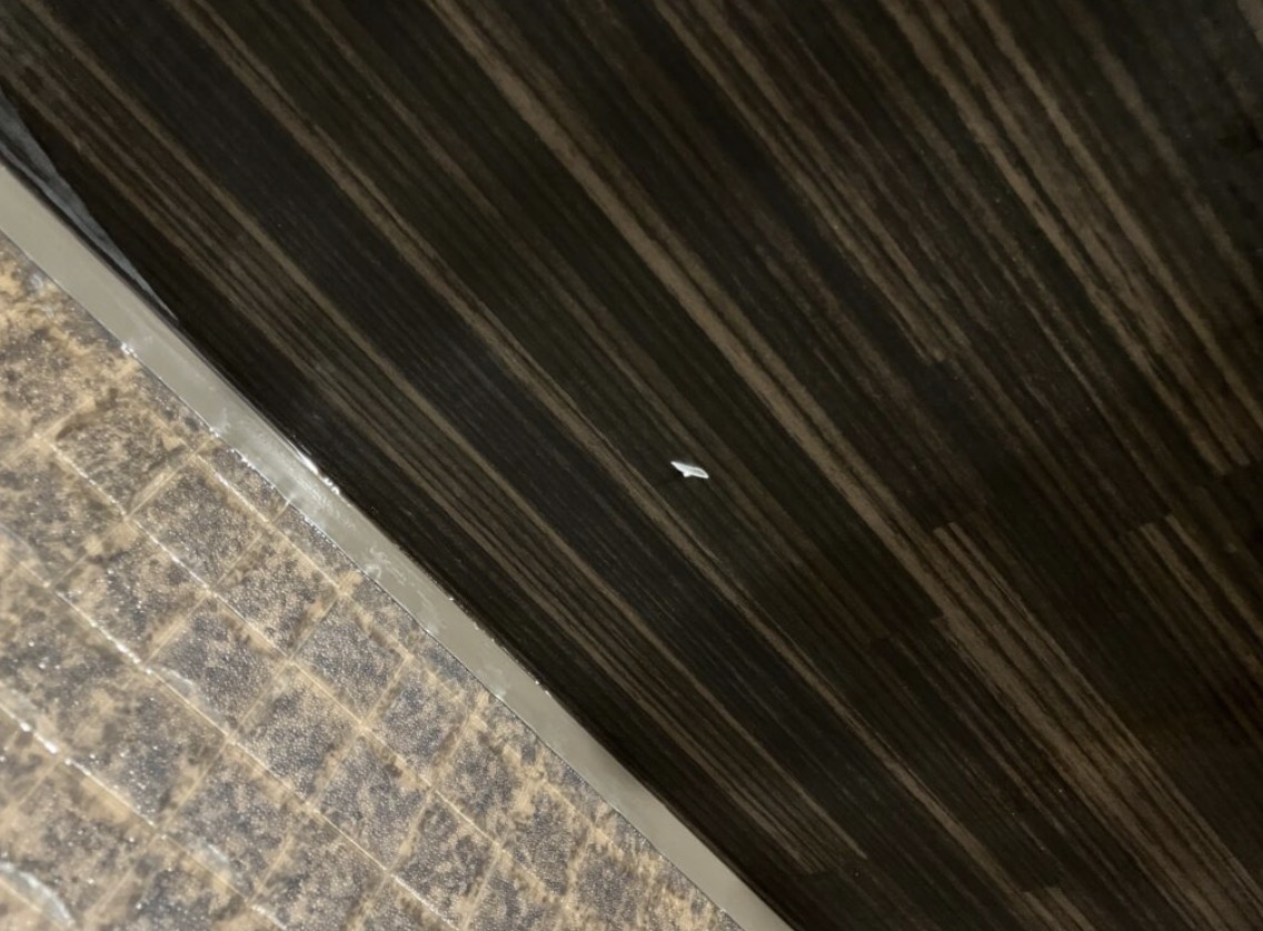 ブラウンの壁に白い傷