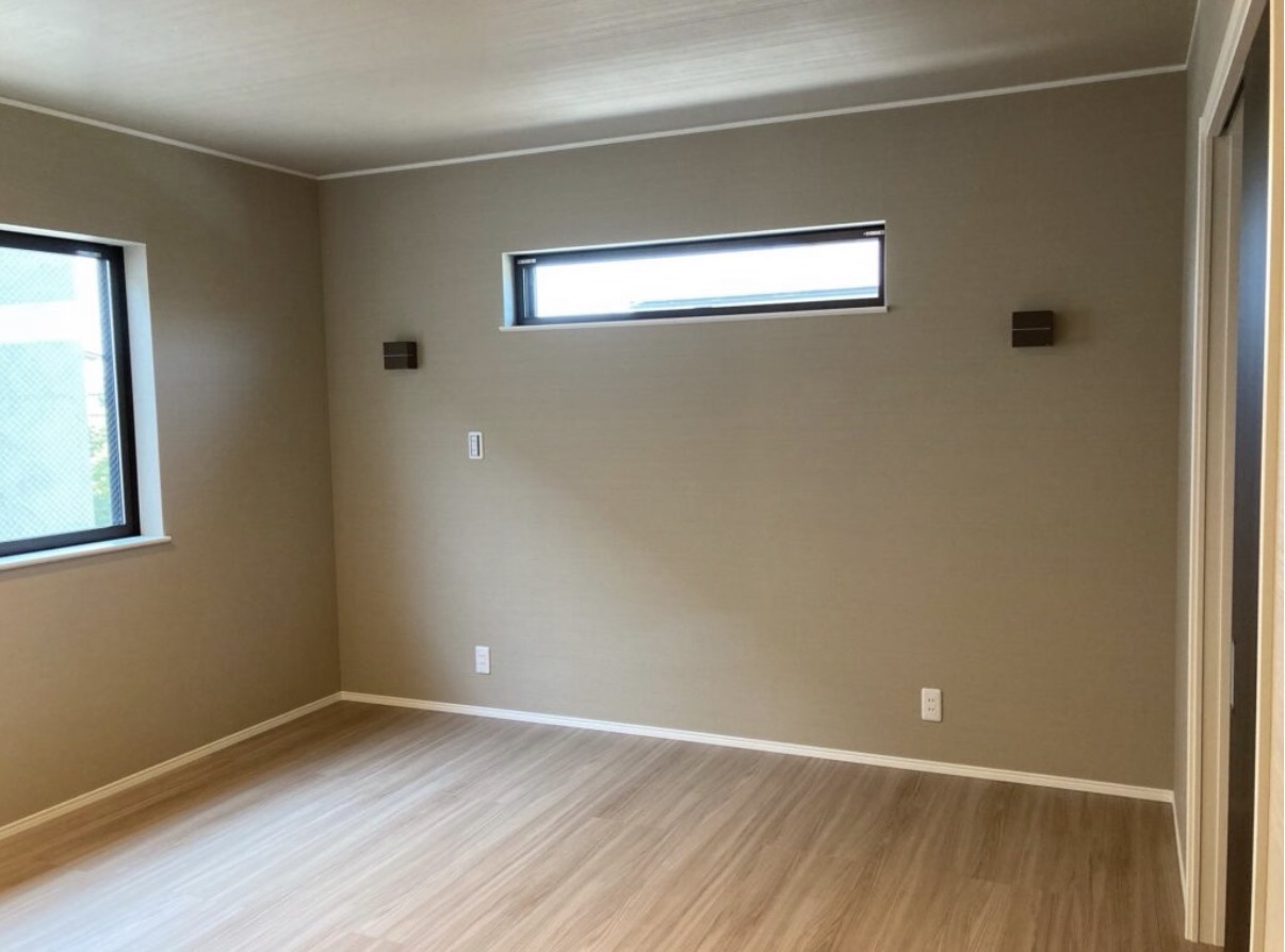 家具が入っていない寝室。８畳のフローリング