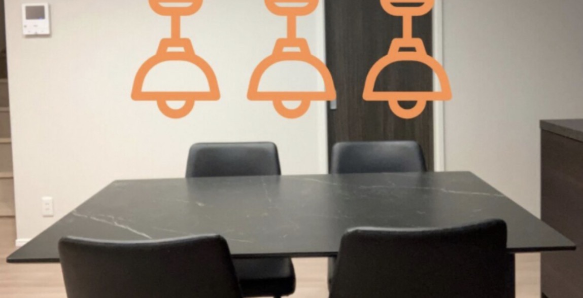 テーブルの上に3つペンダントライトがある図