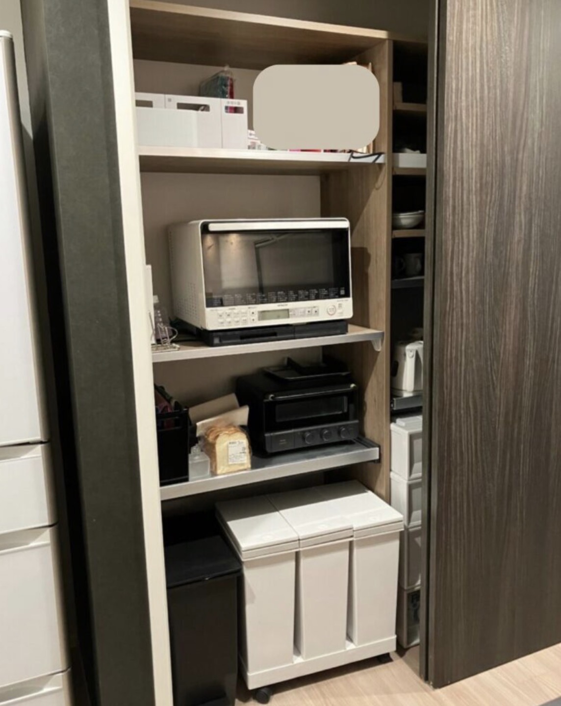 扉を開けた背面収納