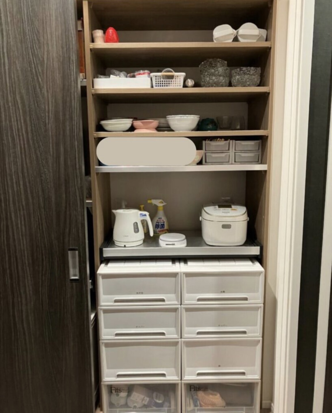 扉を開けた背面収納