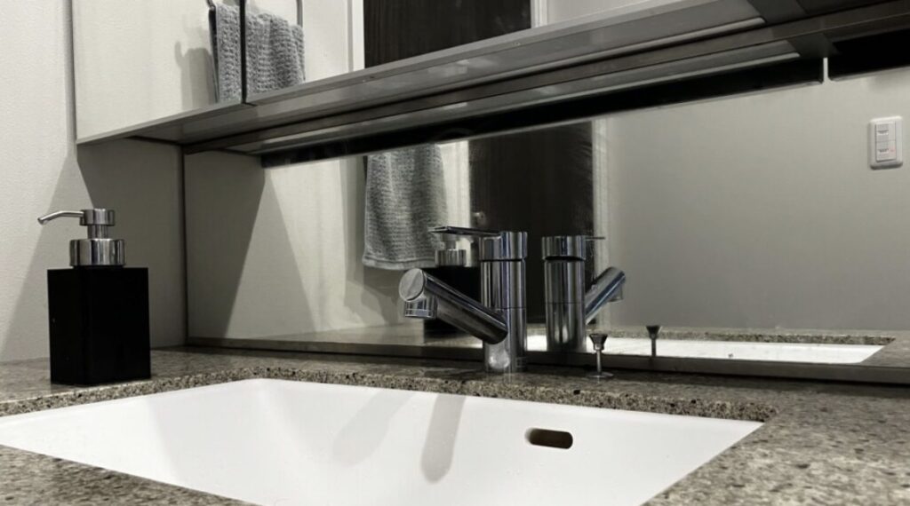 オリジナル洗面台のキッズミラー